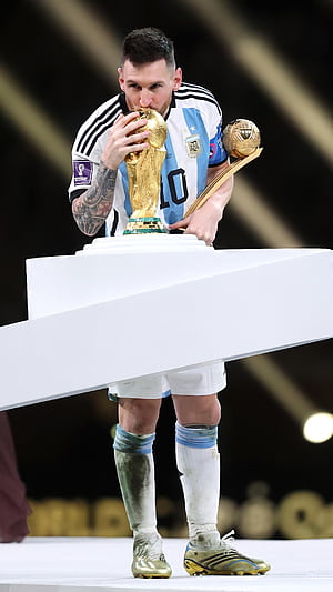 Messi Lifting World Cup, HD phone wallpaper