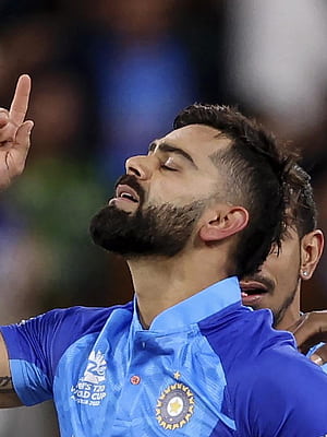 T20 World Cup: Virat Kohli in tears, lifted by Rohit Sharma as India celebrate win thriller vs Pakistan at MCG, HD phone wallpaper