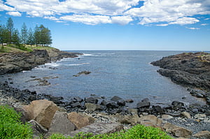 Natural coastal rock surface with cloudy sky and blue ocean water in Kiama, One of the main tourist attractions in New South Wales, Australia, HD wallpaper