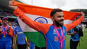 Virat Kohli Becomes First Cricketer To Achieve Rare Feat After T20 World Cup Triumph, Virat Kohli with T20 trophy, HD wallpaper