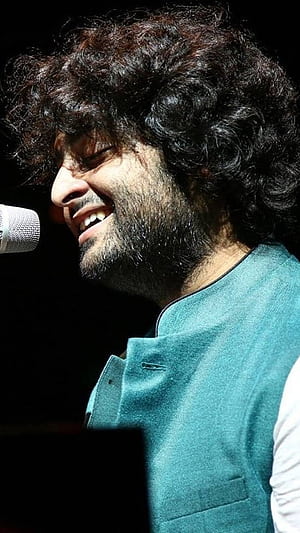 Arijit Singh, smile, singer, phone, Arijitsingh, HD phone wallpaper