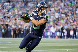 Football Player Catching Ball During Game, Jake Bobo, HD wallpaper