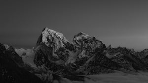 White Covered Mountains In Black Sky Background Dark, HD wallpaper