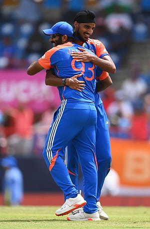 Arseep Singh and Jasprit Bumrah celebrate the fall of Tim David, HD phone wallpaper