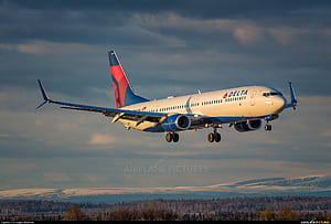 Delta Air Lines Boeing 737 900ER N845DN At Anchorage Stevens Intl / Kulis Air National Guard Base ANC / PANC, HD wallpaper