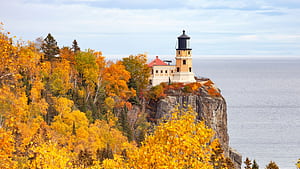 Split Rock lighthouse on the north shore of Lake Superior in Minnesota during autumn, USA. Windows Spotlight, HD wallpaper