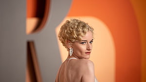 Julia Garner Turns Heads In Shocking Silver Surfer Footage's Journal, HD wallpaper