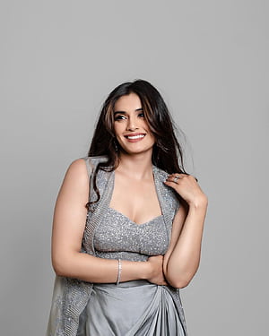 Divyansha Kaushik . Divyansha Kaushik Latest Pics. Divyansha Kaushik New, HD phone wallpaper