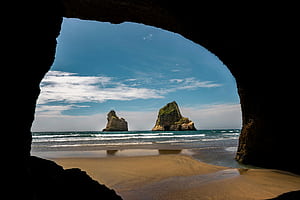 View from the Cave of the Wharariki Beach in New Zealand ·, HD wallpaper