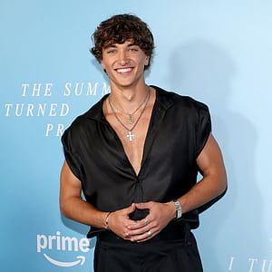 Gavin Casalegno Knows How You Feel About Him on 'The Summer I Turned Pretty', HD phone wallpaper