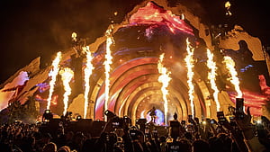 Crowd Safety: How To Avoid Injury At Concerts Or Other Large Scale Events, Crowd People, HD wallpaper