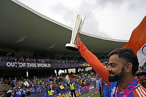 Virat Kohli with the coveted T20 World Cup trophy, HD wallpaper