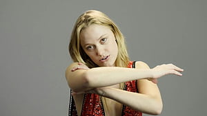 Maika Monroe Made Everyone Wear A Cast For Her 6th Grade Birtay, HD wallpaper