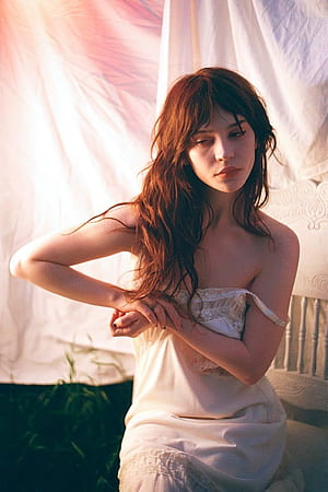 SOPHIE THATCHER, HD phone wallpaper